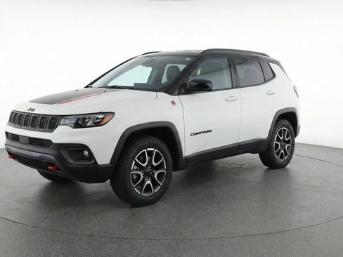 Used 2025 Jeep Compass Trailhawk AWD/4WD image 3