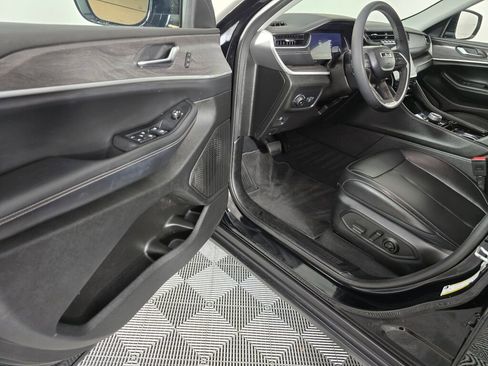 Used 2023 Jeep Grand Cherokee Limited w/ Black Appearance Package image 17