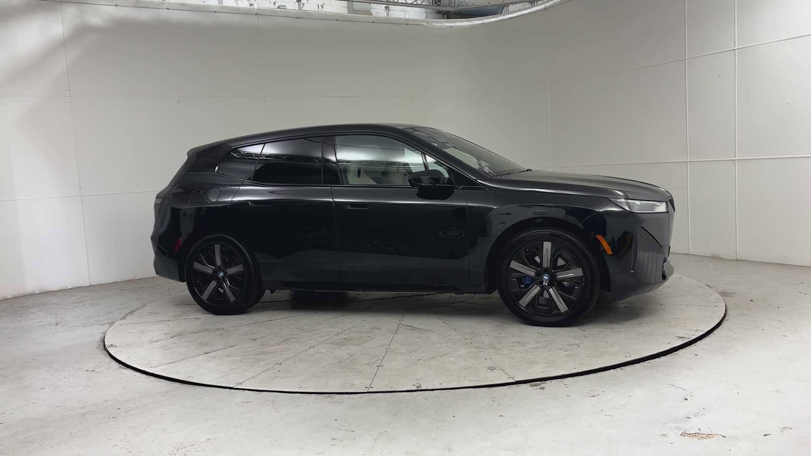 Used 2024 BMW iX xDrive50 w/ Sport Package AWD/4WD image 6