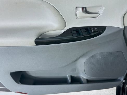 Used 2014 Toyota Sienna L FWD image 21