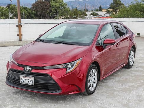 Used 2025 Toyota Corolla LE w/ Convenience Package image 3