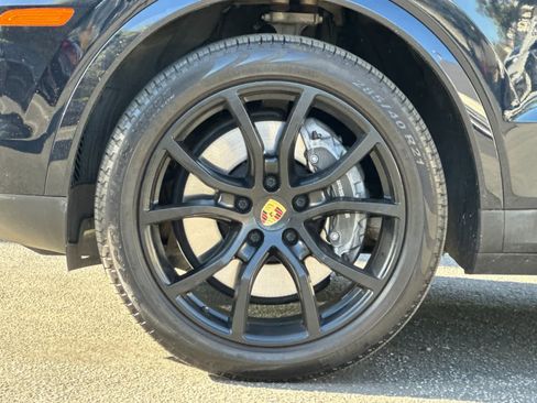 Used 2023 Porsche Cayenne Platinum Edition w/ Towing Package w/o Tow Ball image 31