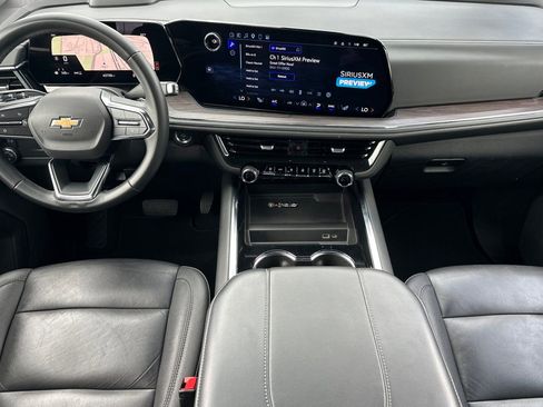 Used 2025 Chevrolet Suburban LT AWD/4WD image 13