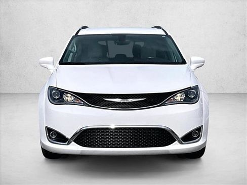 Used 2018 Chrysler Pacifica Touring-L Plus image 3