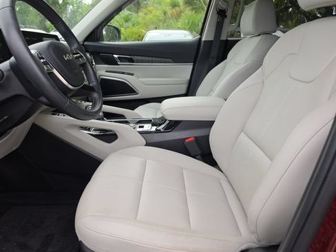 Certified 2024 Kia Telluride EX w/ EX Captain's Chair Package FWD image 17