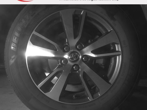 Used 2018 Toyota RAV4 XLE FWD image 11