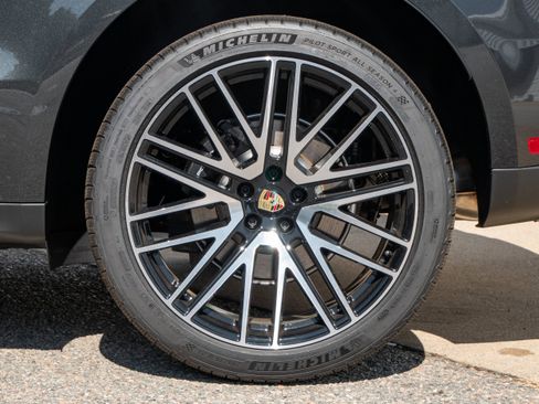 Certified 2026 Porsche Macan AWD/4WD image 17