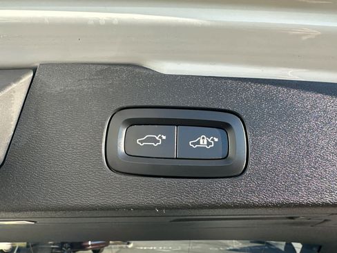 Used 2025 Volvo V60 B5 Cross Country Plus image 11