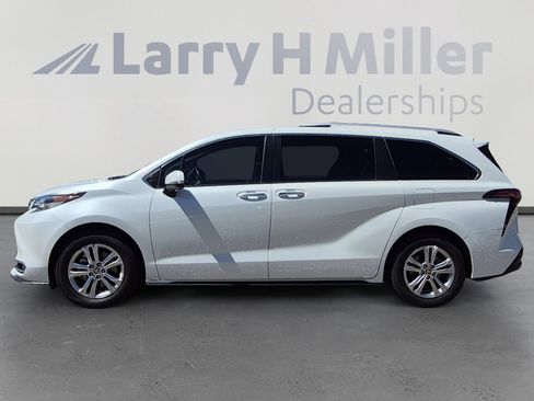 Used 2022 Toyota Sienna Platinum AWD/4WD image 2