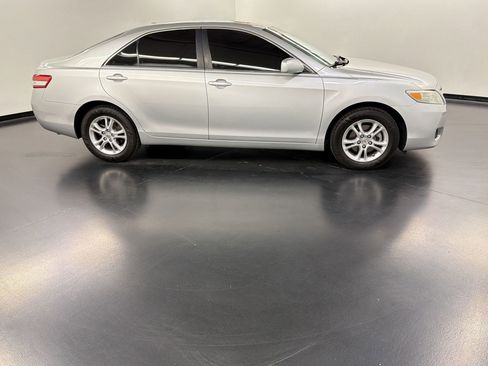 Used 2011 Toyota Camry LE image 8