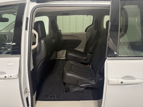 Used 2024 Chrysler Pacifica Touring-L image 18