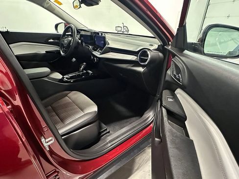 Used 2024 Chevrolet Trax LT FWD image 24