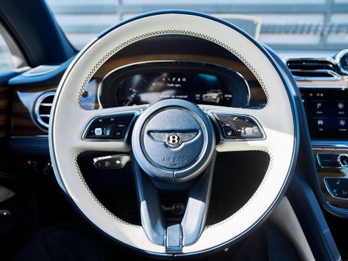 Used 2021 Bentley Bentayga image 52