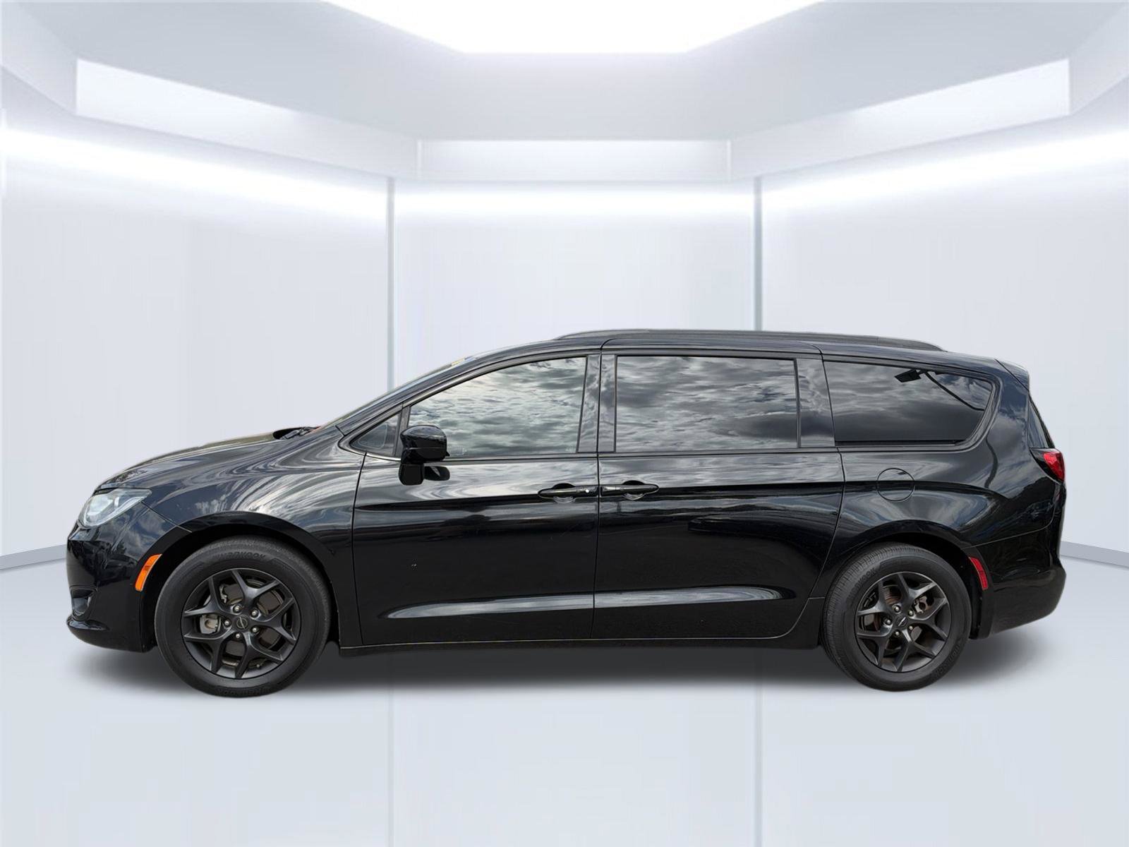 Used 2018 Chrysler Pacifica Touring-L w/ S Appearance Package FWD image 3