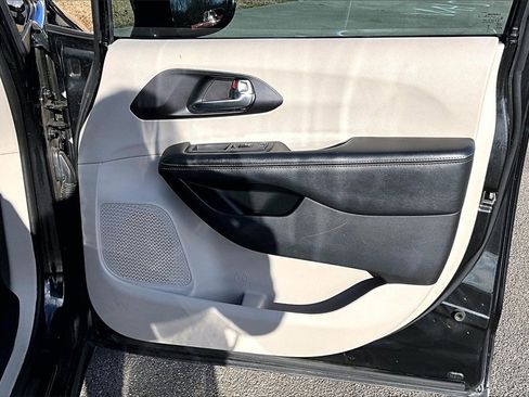 Used 2020 Chrysler Pacifica Limited image 23