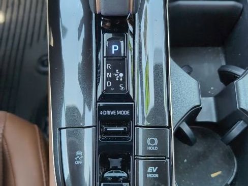 Used 2025 Toyota Crown Signia w/ Advanced Technology Package image 18