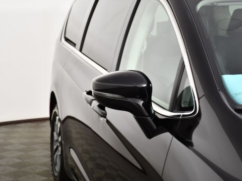 Used 2024 Chrysler Pacifica Limited FWD image 14