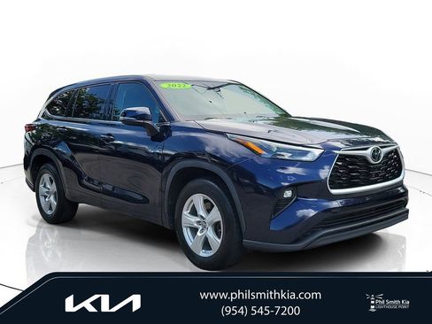 Used 2022 Toyota Highlander LE FWD image 1