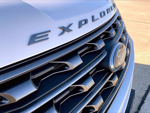 Used 2017 Ford Explorer XLT w/ Equipment Group 202A image 28