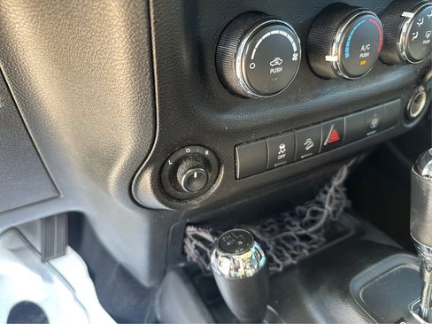 Used 2017 Jeep Wrangler Unlimited Sahara AWD/4WD image 13