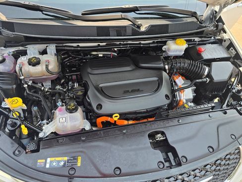 Used 2024 Chrysler Pacifica Limited FWD image 30