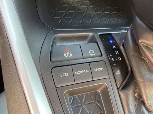 Used 2021 Toyota RAV4 LE image 16