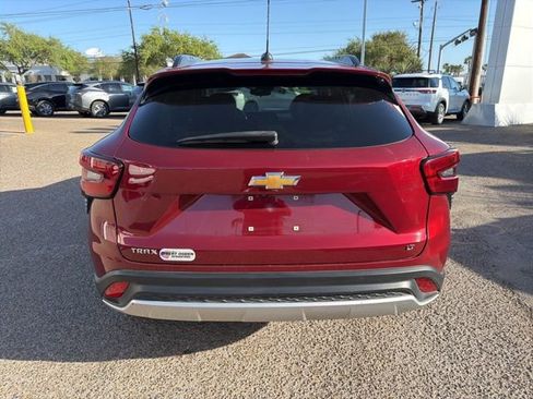 Used 2024 Chevrolet Trax LT w/ LT Convenience Package image 4