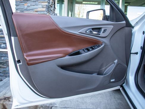 Used 2017 Chevrolet Malibu LT w/ Leather Package image 9