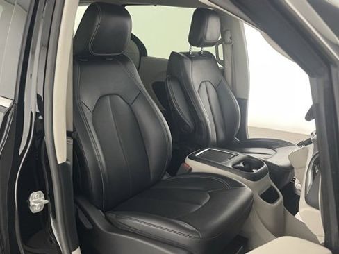 Used 2024 Chrysler Pacifica Touring-L image 48