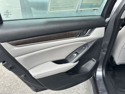 Used 2018 Honda Accord Touring image 15
