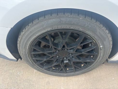 Used 2017 Ford Mustang Premium image 3