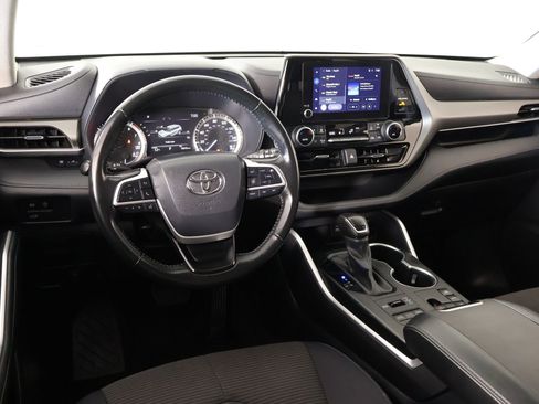 Used 2023 Toyota Highlander LE image 2