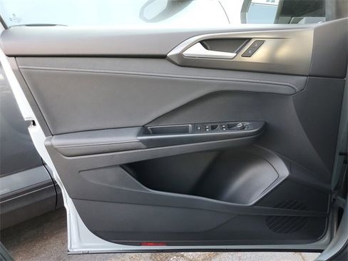 Certified 2025 Volkswagen Taos SE image 29