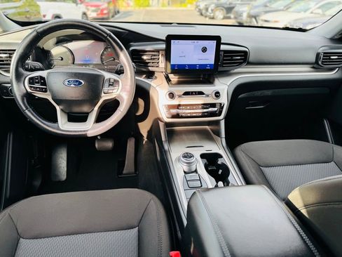 Used 2022 Ford Explorer XLT image 11