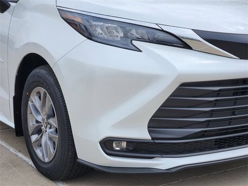 New 2026 Toyota Sienna XLE image 6