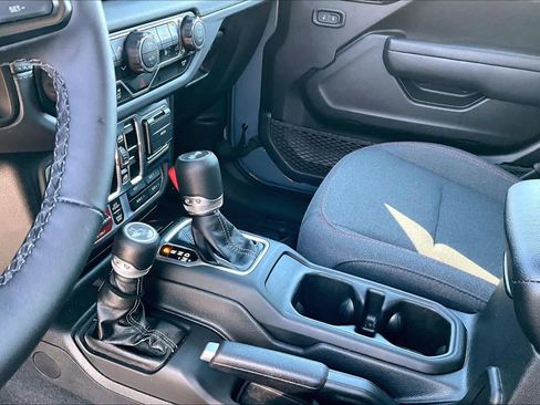 Used 2025 Jeep Wrangler Unlimited Rubicon w/ Convenience Group image 17