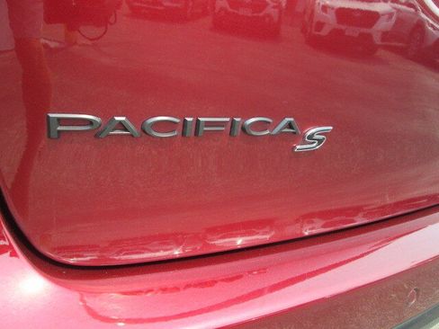 Used 2023 Chrysler Pacifica Touring-L w/ S Appearance Package AWD/4WD image 8