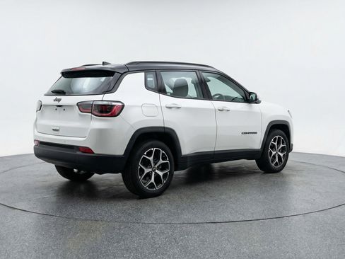 Used 2025 Jeep Compass Limited image 9