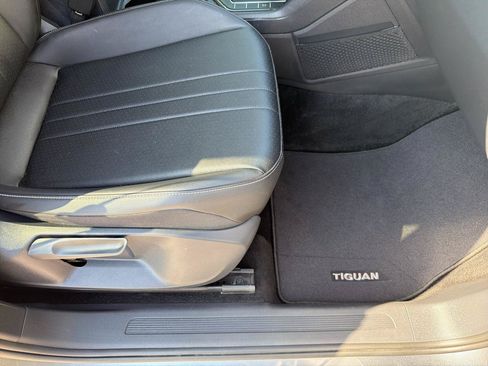 Used 2024 Volkswagen Tiguan SE AWD/4WD image 14