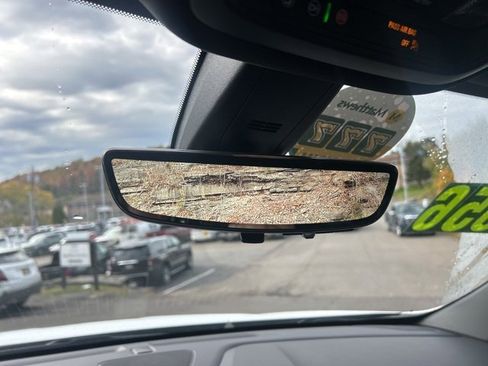 Used 2023 Chevrolet Traverse Premier image 32