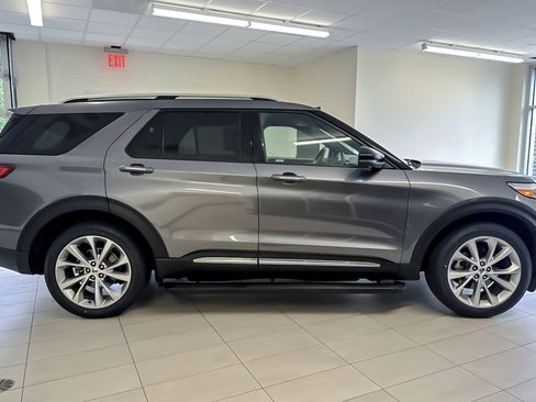 Used 2021 Ford Explorer Platinum w/ Equipment Group 601A AWD/4WD image 3