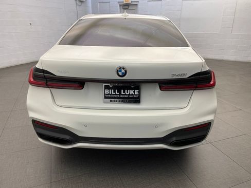 Used 2021 BMW 740i w/ M Sport Package RWD image 9