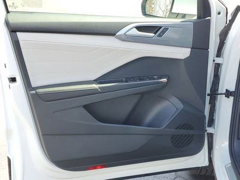 New 2025 Volkswagen Taos SEL image 9