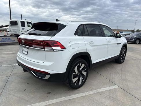 Used 2025 Volkswagen Atlas Cross Sport SE image 2