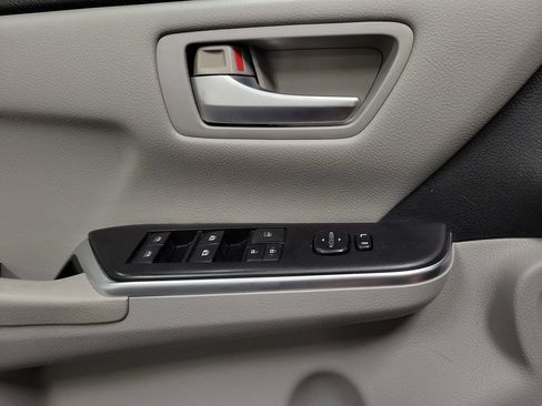 Used 2015 Toyota Camry SE FWD image 25