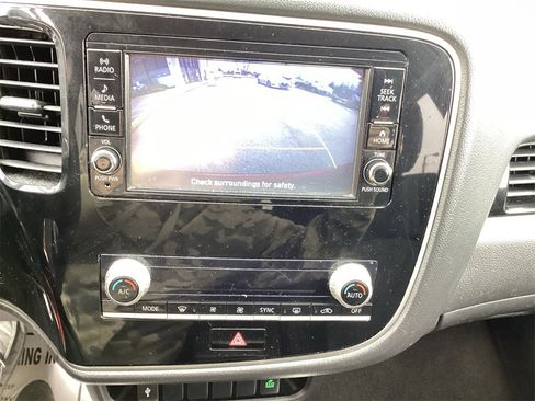 Used 2020 Mitsubishi Outlander ES image 22