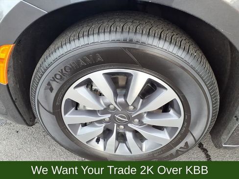 Used 2023 Chrysler Pacifica Touring-L image 31