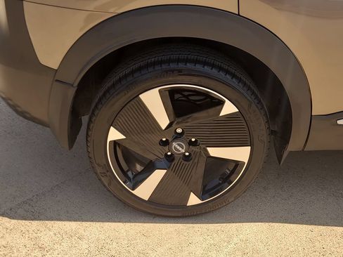 Certified 2025 Nissan Kicks SR FWD image 6
