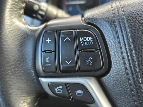 Used 2017 Toyota Sienna XLE image 28