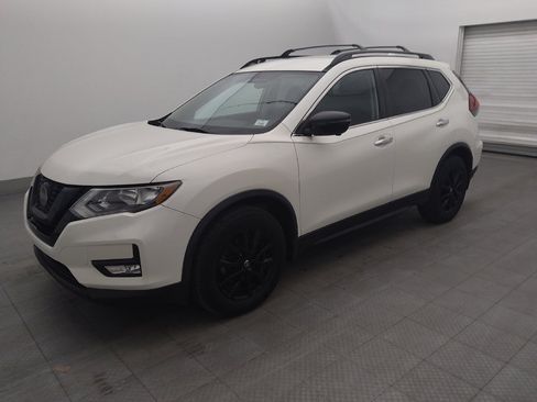 Used 2018 Nissan Rogue SV w/ Premium Package FWD image 2